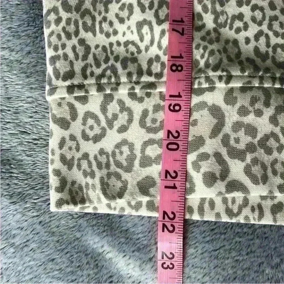 Rails Alice Leopard Print Cotton Blend Top in Mixed Grey Cheetah Size Large NWT - Picture 9 of 10